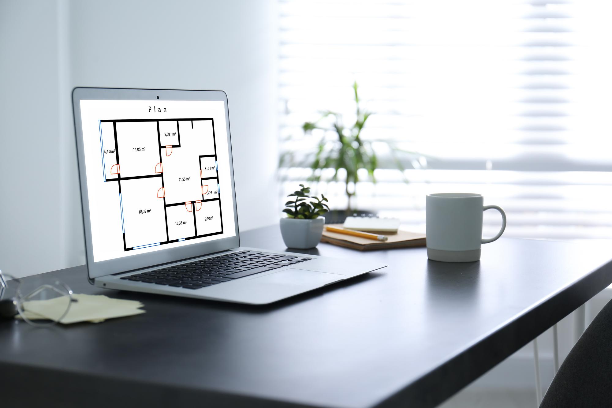 birou agentie imobiliare cu laptop si planuri